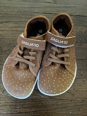 Saguaro Kids Luck I Brown Polka Dot Barefoot Sneakers Sz 34